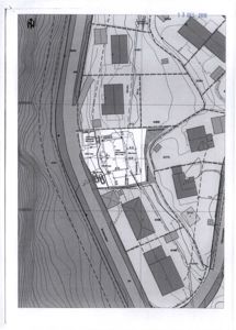 Situasjonsplan som viser tomtens beliggenhet i forhold til nabolag, veier (Bakkeveien), høydeforhold (konturlinjer) og eksisterende bygninger.