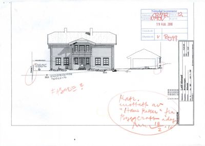 Fasadetegning av en toetasjes bygning med angitte mål og terrengforhold.