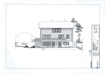 Fasadetegning som viser bygningens utseende fra fronten, inkludert vinduer, dører, balkong og takform.