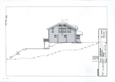 Fasadetegning som viser bygningens utseende fra siden, inkludert takform, vinduer, veggmønster og terrengforhold.