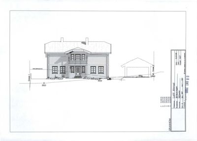 Fasadetegning som viser bygningens utseende fra fronten, inkludert vinduer, dører, takform og mål.