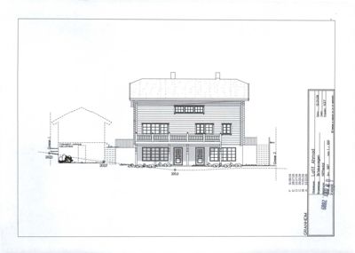 Fasadetegning som viser bygningens utseende fra fronten, inkludert vinduer, balkong og konstruksjonsdetaljer.