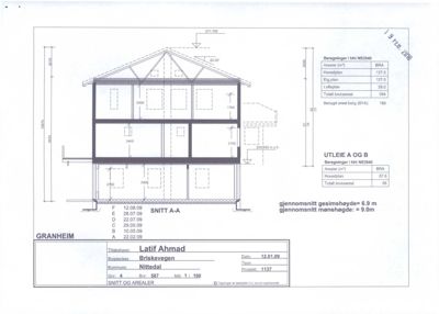Snittegning (SNITT A-A) av en bygning med oppgitt mål, etasjer og arealberegninger.
