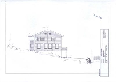 Fasadetegning av en toetasjes bygning med oppgitt høyder og terrengforhold.