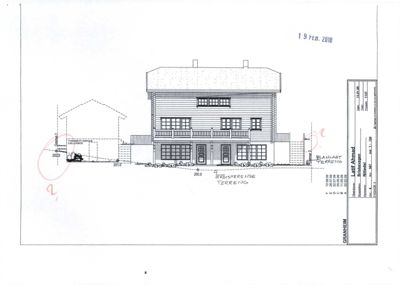 Fasadetegning som viser bygningens utseende fra fronten, inkludert vinduer, balkong, tak og terrengforhold.