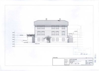 Fasadetegning av en enebolig med oppriss, høydemål og detaljer om terrass og trapp.