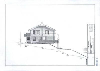 Snittegning som viser bygningens høydeprofil, grunnplan og konstruksjon i forhold til terrenget.
