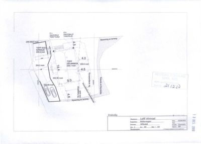 Situasjonsplan som viser tomtens grenser, høydemål (moh), eksisterende og nye veggmurer, samt plassering av en garasje og bilplasser.