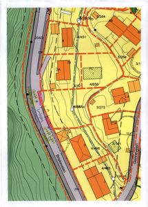 Situasjonsplan som viser tomtegrenser, bygningers plassering, veier (Briskeveien, Glenneveien) og høydeforhold.