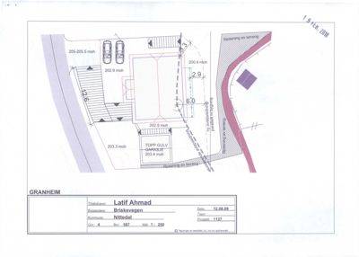 Situasjonsplan som viser bygningens plassering på tomt, høydemål (moh), kjørevei, og forhold til naboeiendom.
