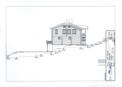 Oppriss (fasadetegning) av en hytte eller hus sett fra siden, med angitte høyder langs terrenget.