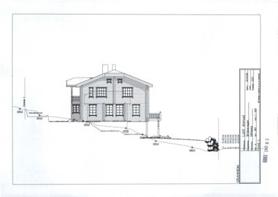 Fasadetegning som viser bygningens utseende fra fronten, inkludert vinduer, dører, takform og terrassering.