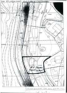 Situasjonsplan som viser tomtens plassering i forhold til nabolag, veier og høydemålinger.