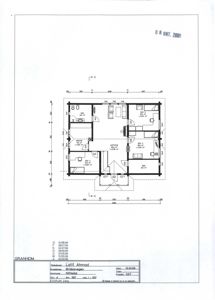 Etasjeplan som viser romfordeling, dører, vinduer og mål for et hus.