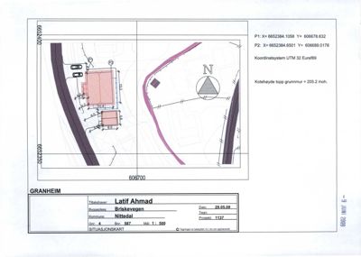 Situasjonskart som viser tomtens beliggenhet, bygningers plassering, veier og koordinater.