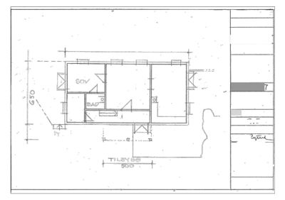 Etasjeplan (PLAN 1) for en tilbygget bolig som viser romfordeling (stue, soverom, bad, garderobe), arealer og mål.