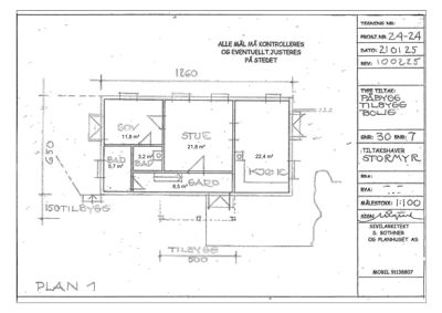 Etasjeplan (PLAN 1) for en tilbygget bolig som viser romfordeling (stue, soverom, bad, garderobe), arealer og mål.