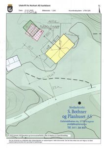 Situasjonsplan som viser tomtens beliggenhet, nabolag, veier (Krikkenveien), høydeforhold (konturlinjer) og planlagte bygninger med mål.