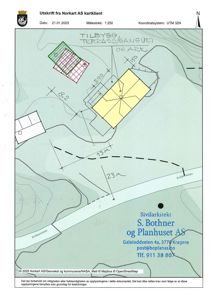Situasjonsplan som viser tomtens form, høydeforskjeller (konturlinjer), plassering av bygninger, veier (Krikkeveien) og mål på avstander.
