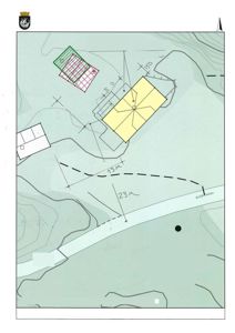 Situasjonsplan som viser tomtens form, høydeforskjeller (konturlinjer), plassering av bygninger, veier (Krikkeveien) og mål på avstander.