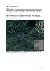 Satellittbilde eller flyfoto av et område med skog og vann, der en friseegolfbane er markert med røde linjer og mål.
