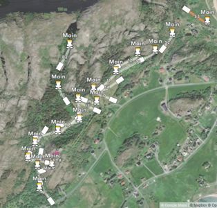 Satellittbilde (flyfoto) av et område med overlagte data om antenneplasseringer og infrastruktur.