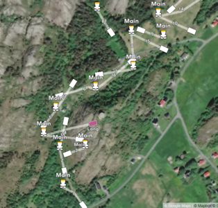 Satellittbilde (flyfoto) av et område med overlagte ruter og punkter som representerer en ruteplan eller infrastruktur.