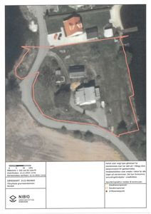 Gårdsplan med overlappet arealstatistikk og eiendomsgrenser