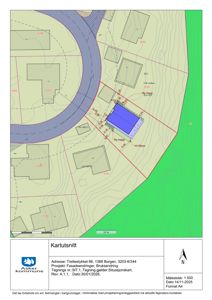 Situasjonsplan (kartutsnitt) som viser bygningens plassering i forhold til vei, naboeiendommer og terrengforhold.
