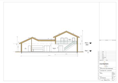 Snittegning som viser bygningens tverrsnitt, inkludert takhøyder, etasjer og romfordeling.
