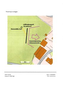 Situasjonsplan som viser plassering av et anlegg (infiltrasjonsgroft og slamavskiller) i forhold til eksisterende bygninger og terreng.