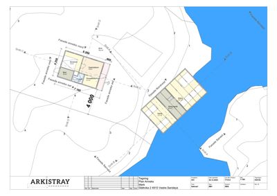 Situasjonsplan som viser tomtens form, bygningers plassering i forhold til hverandre og vannkroppen, samt fasaderetninger og snittlinjer.