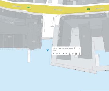 Kartutsnitt som viser tomtegrenser, bygninger og gater (Nedre Strandgate) i et byområde.