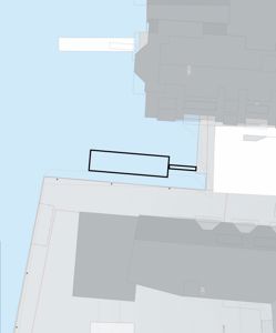 Situasjonsplan som viser en nybyggplassering (svart utskrift) i forhold til eksisterende bygninger (grå felter) og vann (blått område).