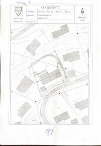 Situasjonsplan (kartutsnitt) som viser eiendomsnummer, adresse, målestokk og bygningsplassering i forhold til veier og nabolag.