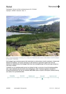 Fotografi av en strandeng (naturtype) med en rød hytte i bakgrunnen, tatt fra et faktasark.