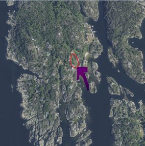 Flyfoto eller satellittbilde av et kystlandskap med øyer og vann, der en tomt er markert med en rød sirkel og en stor lilla pil.