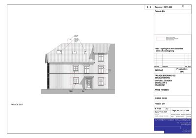 Fasadetegning som viser bygningens utside sett fra øst, med detaljer om vinduer, dører og tak.