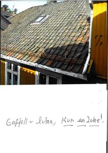 Fotografi av et tak med taktegl, en taklukk og en gul fasade. Bildet har også håndskrevet tekst nederst.