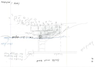 Et håndtegnede snitt (tverrsnitt) av en bygning sett fra nord, med merknader om grunnmur, fundament og vannføring.