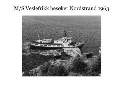 Sort-hvitt fotografi av skipet M/S Veslefrikk som ankommer eller forlater kaien ved Nordstrand i 1963.