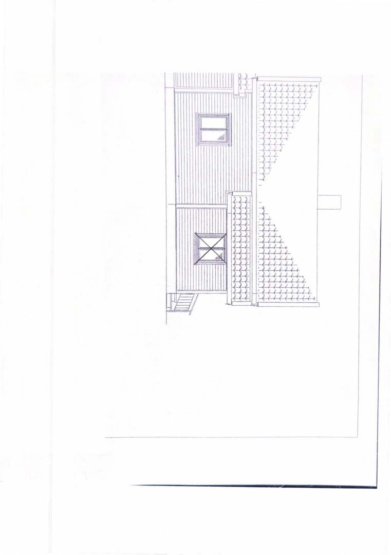 En tegning som viser fasadeoppsettet til en bygning, inkludert vinduer, takform og veggmønster.