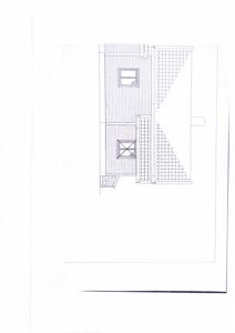 En tegning som viser fasadeoppsettet til en bygning, inkludert vinduer, takform og veggmønster.