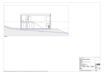 Snittegning (Snitt C) som viser tverrsnittet av en ny enebolig og garasje, inkludert innvendig romfordeling og grunnplan.
