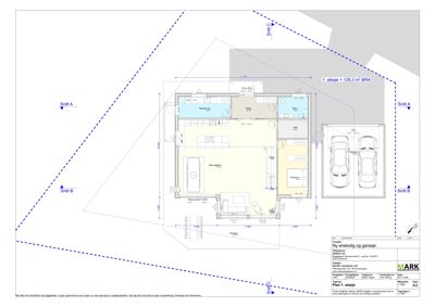 Etasjeplan for 1. etasje som viser romfordeling, stuer, kjøkken, bad og garasje.