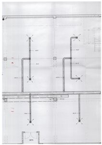 Teknisk detaljtegning som viser armaturering (jern) i en betongkonstruksjon, sannsynligvis en balkong eller et takplateområde.