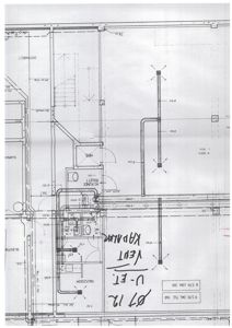 Etasjeplan eller romfordeling med håndskrevne notater og dimensjoner.