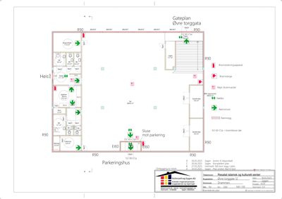 Etasjeplan for et parkeringshus med romfordeling, dører, vinduer og tekniske installasjoner.