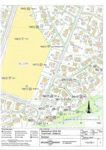 Situasjonsplan som viser eiendomsgrenser, naboeiendommer, veier og bygningstilhørighet i et område.