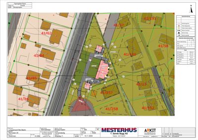 Situasjonsplan som viser tomtens grenser, naboeiendommer, veier og plassering av bygninger.